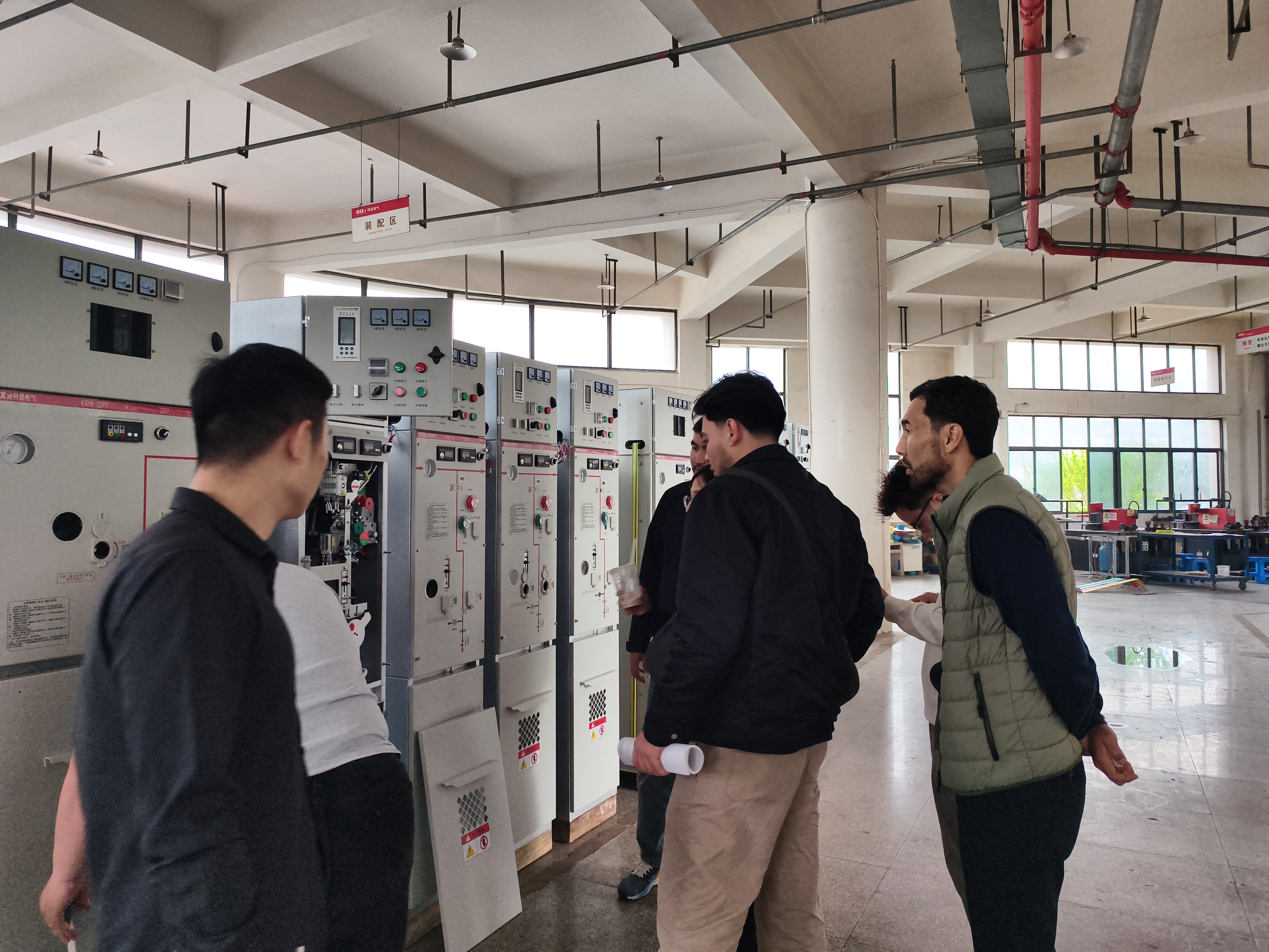 カザフスタンの顧客がKexun Electricの高電圧配電機器製造拠点を訪問